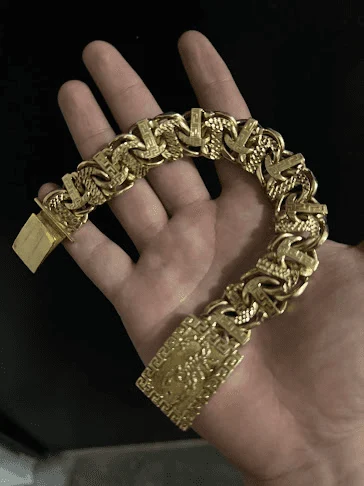 Pulsera de oro tejida en la mano de un cliente