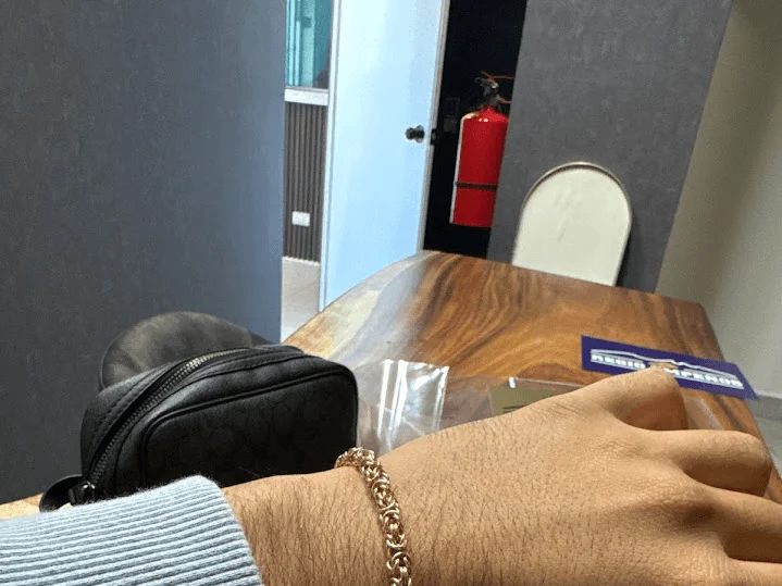 Pulsera de oro en la muñeca de un cliente en sucursal